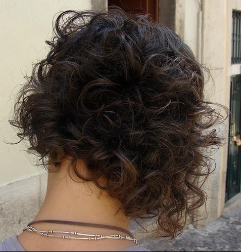 tył asymetrycznej fryzury krótkiej, uczesanie damskie zdjęcie numer 25A